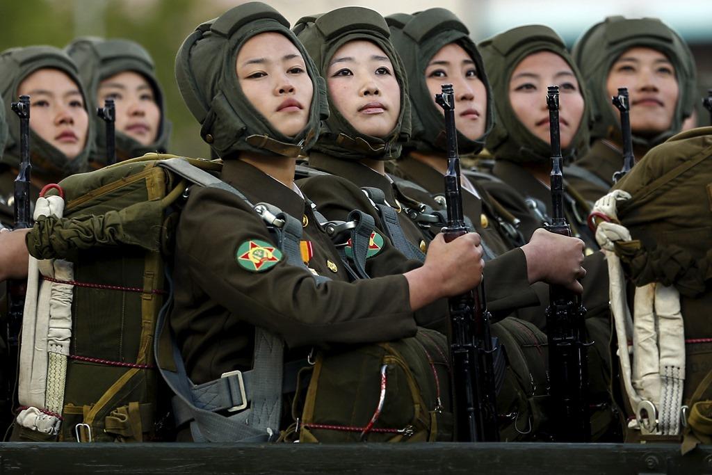 慶祝勞動黨70週年的閱兵儀式，北韓女兵朝 金正恩等領導人注目致敬。（達志影像）