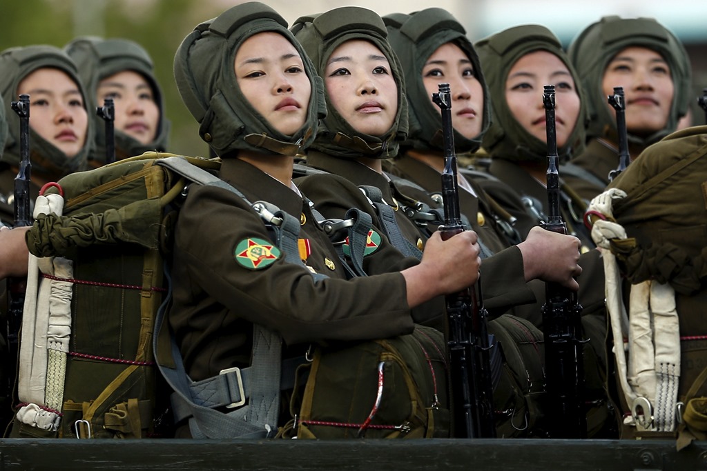 慶祝勞動黨70週年的閱兵儀式，北韓女兵朝 金正恩等領導人注目致敬。（達志影像）