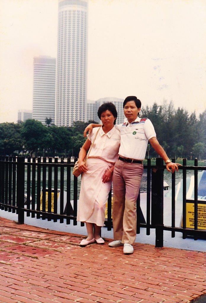 鄧進得（右）學種雞性別鑑定，僅2個月就出師。左為妻子廖秋境。（凱馨提供）