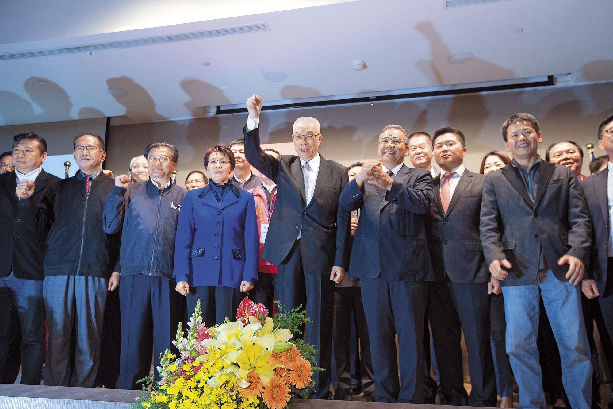 前副總統吳敦義宣布參選黨主席當天,背後站滿中常委及國民黨籍立委。