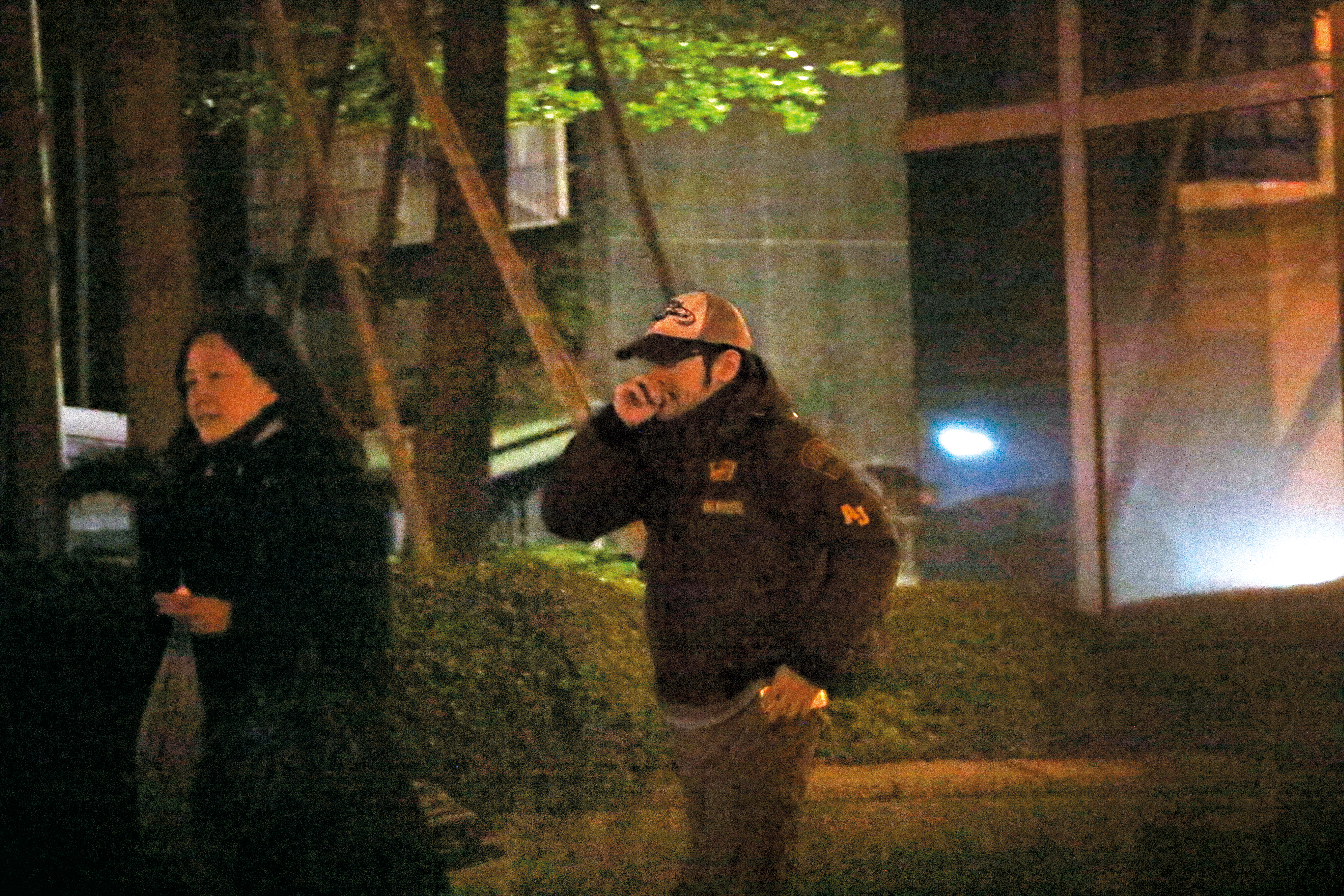 從餐廳出來之後，金城武刻意掩嘴遮臉，看得出來他相當小心。