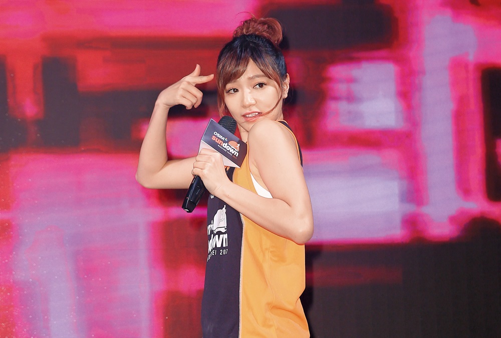 寶兒是偶像女團Popu Lady成員，因與嘎嘎相戀知名度暴漲。