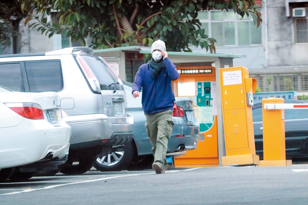 金城武把自己包得密不透風，像個木乃伊，看上去頗為怪裡怪氣，把男神的風采完全包住。