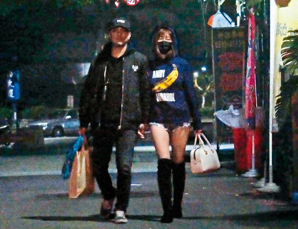 本刊早先直擊嘎嘎帶著新歡屁蛋妹Kelly 回家。