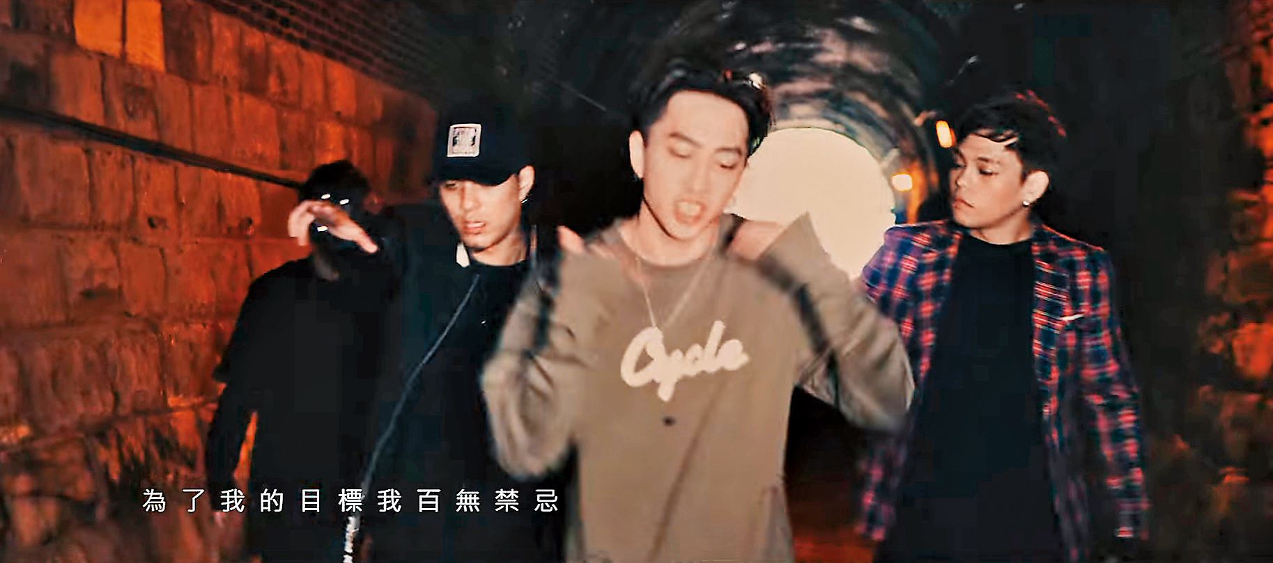 嘎嘎（左）曾帶著花褲妹與寶兒來到〈男子漢〉的MV拍攝處約會。（翻拍自MV）