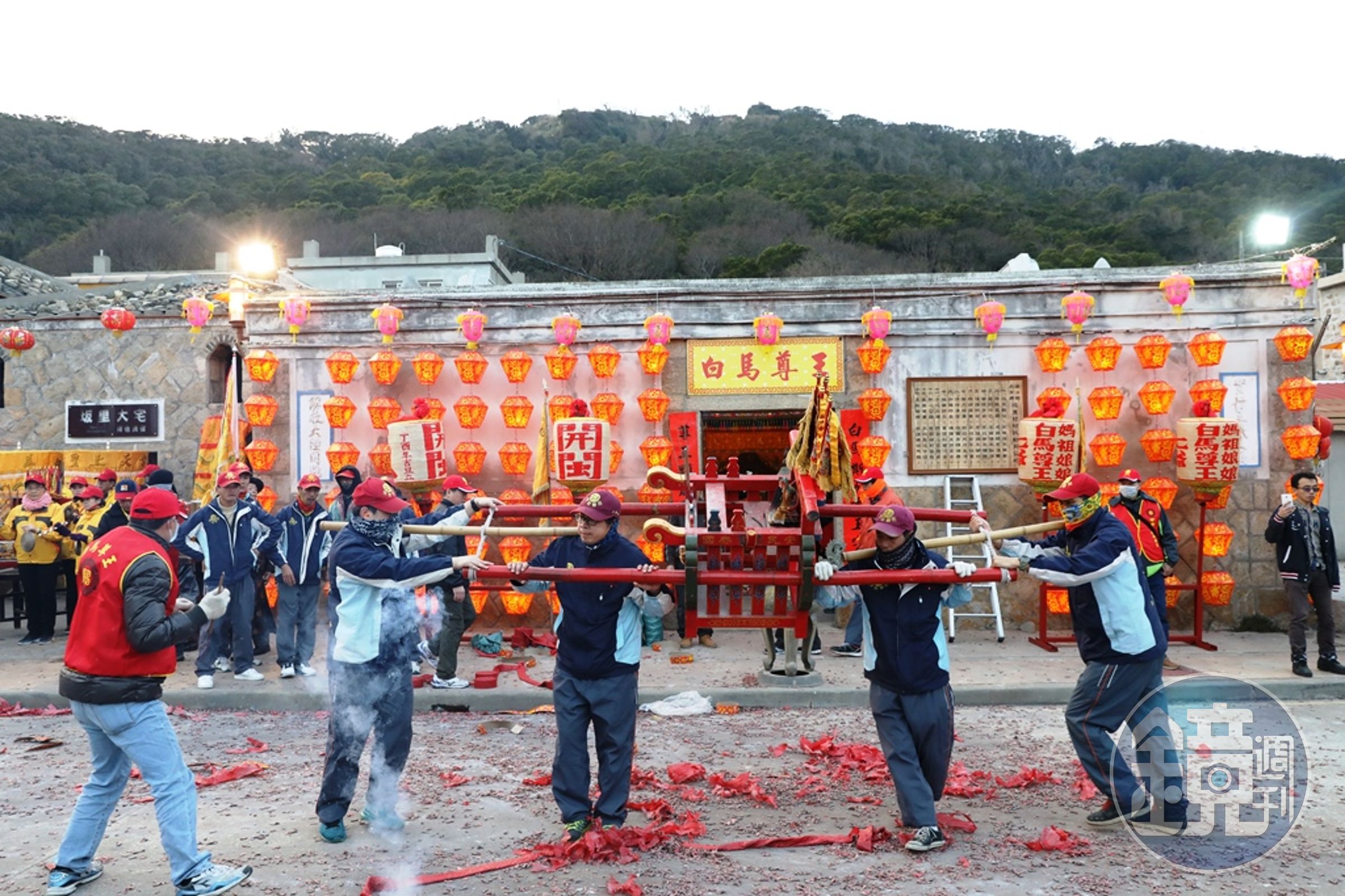 擺暝這天，馬祖北竿居民在門口掛上風燈，各村神轎陸續抵達坂里大宅，準備參加今晚神祇的專屬趴踢。