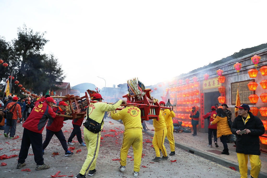 兩尊神轎相遇還會先打招呼，如果兩位神祇交情好，還會有雙轎大合體的畫面。