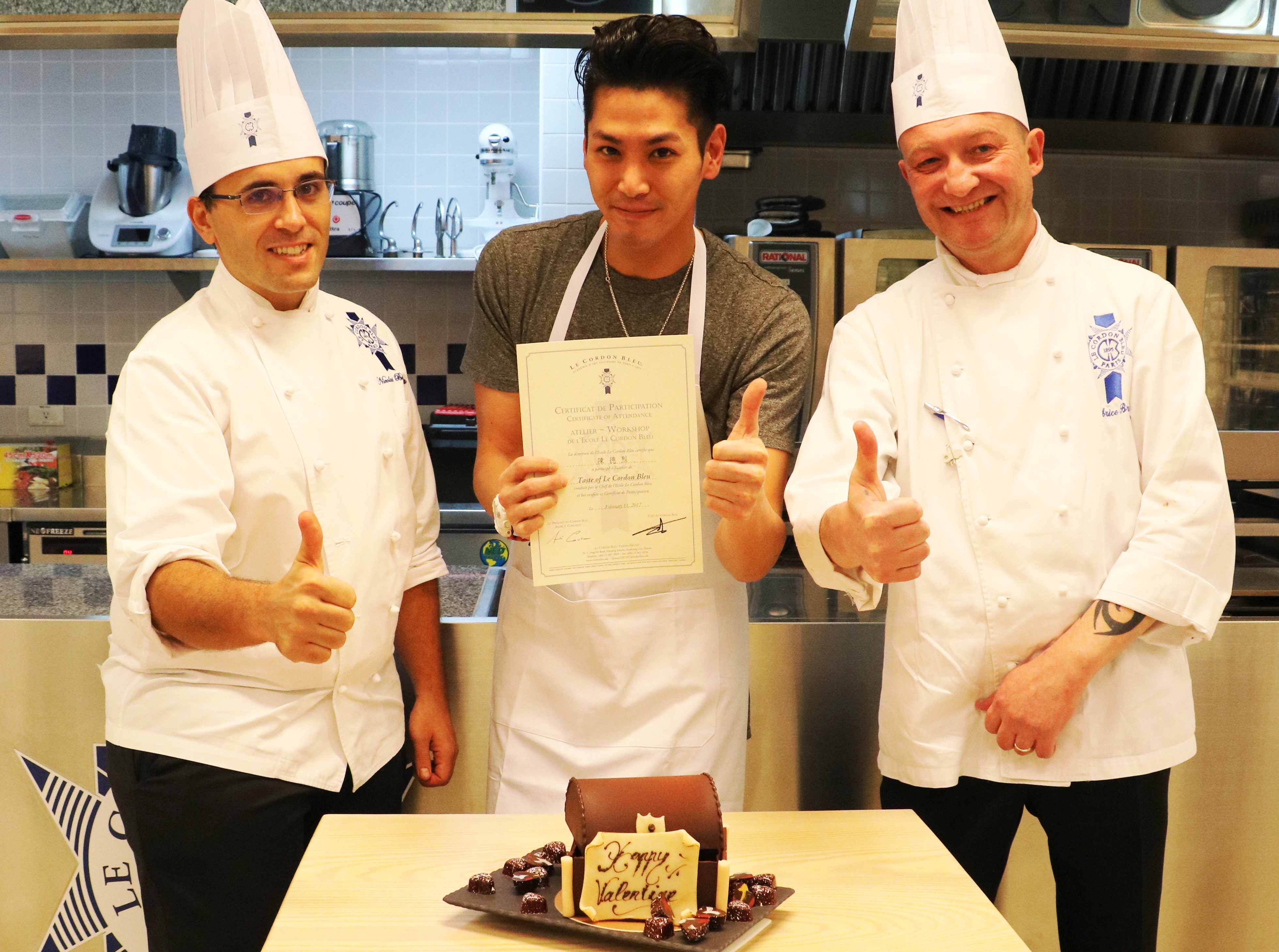 藝人陳德烈在情人節前夕參加藍帶國際高雄推出為期兩日的「短期體驗課程」，結束後拿到的是「短期研習證明」。