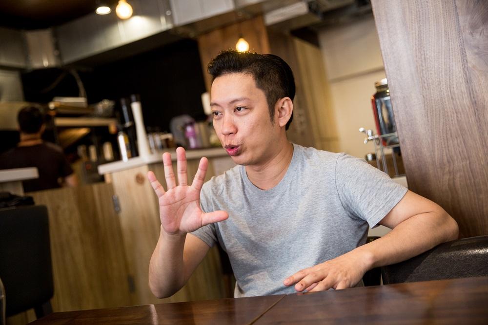 彭維雄不只假冒一星主廚，還自稱是晶華麗晶酒店集團董事長潘思亮御賜的祕密顧問。