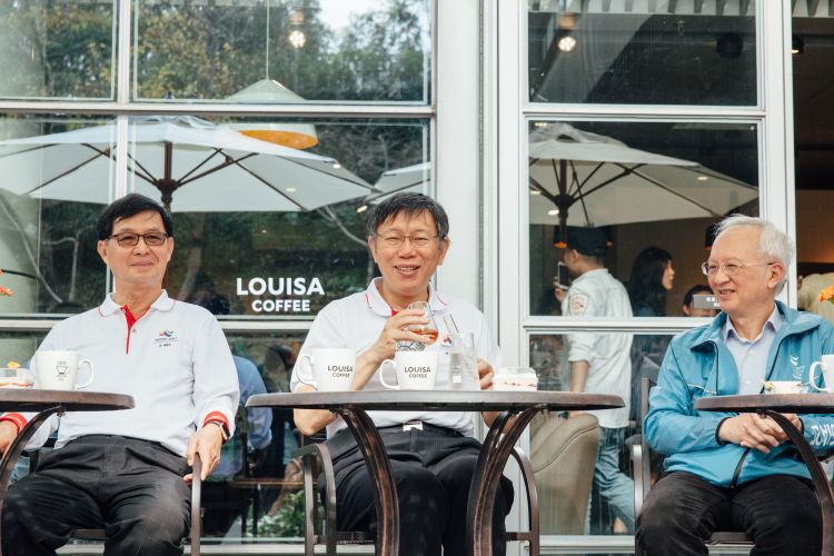 路易莎咖啡進駐大安森林公園時,台北市長柯文哲曾前往捧場。