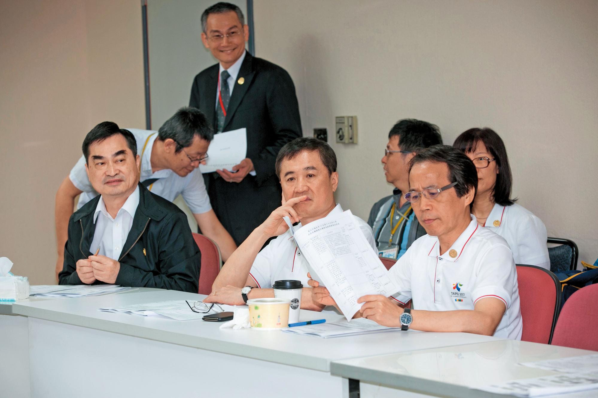 柯市府3位副市長先後接手處理大巨蛋，陳景峻（中）身段柔軟，連趙藤雄也折服。圖右為副市長林欽榮，左為另一副市長鄧家基。