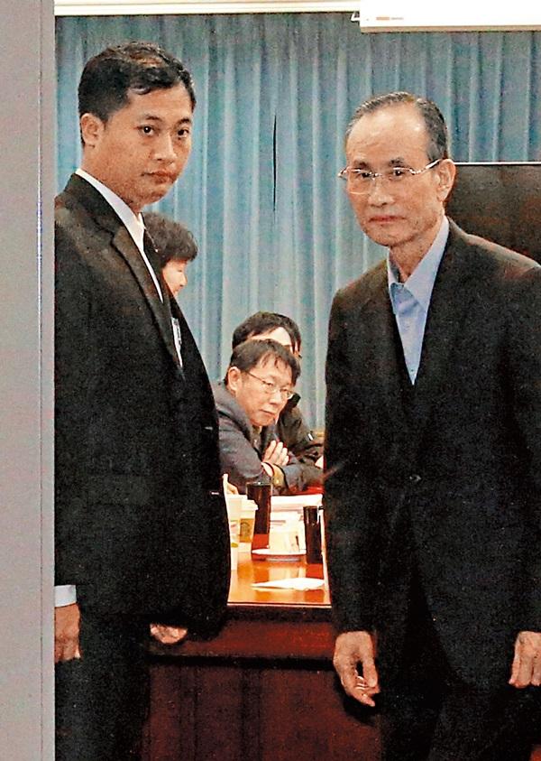 趙藤雄(右)與柯文哲(中)原來在大巨蛋續建與否難達共識,看似仇人,如今因蔡壁如居間協調使緊張關係趨緩,雙方終於踏上生蛋的共同道路。(中央社)
