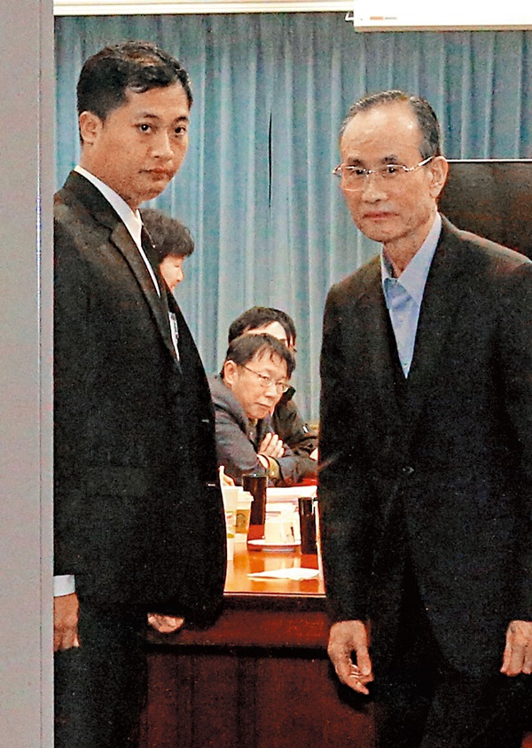 趙藤雄(右)與柯文哲(中)原來在大巨蛋續建與否難達共識,看似仇人,如今因蔡壁如居間協調使緊張關係趨緩,雙方終於踏上生蛋的共同道路。(中央社)