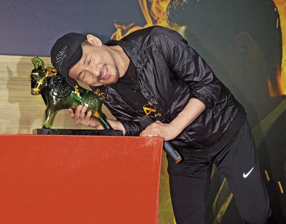 主辦單位送上琉璃牛給屬牛的張學友。