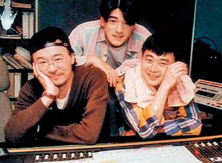 金城武（中）跟陳昇（右）、黃連煜（左）的交情不錯，有一說他之前跟黃連煜常在台北市安和路上的酒吧出沒。（翻攝自網路）