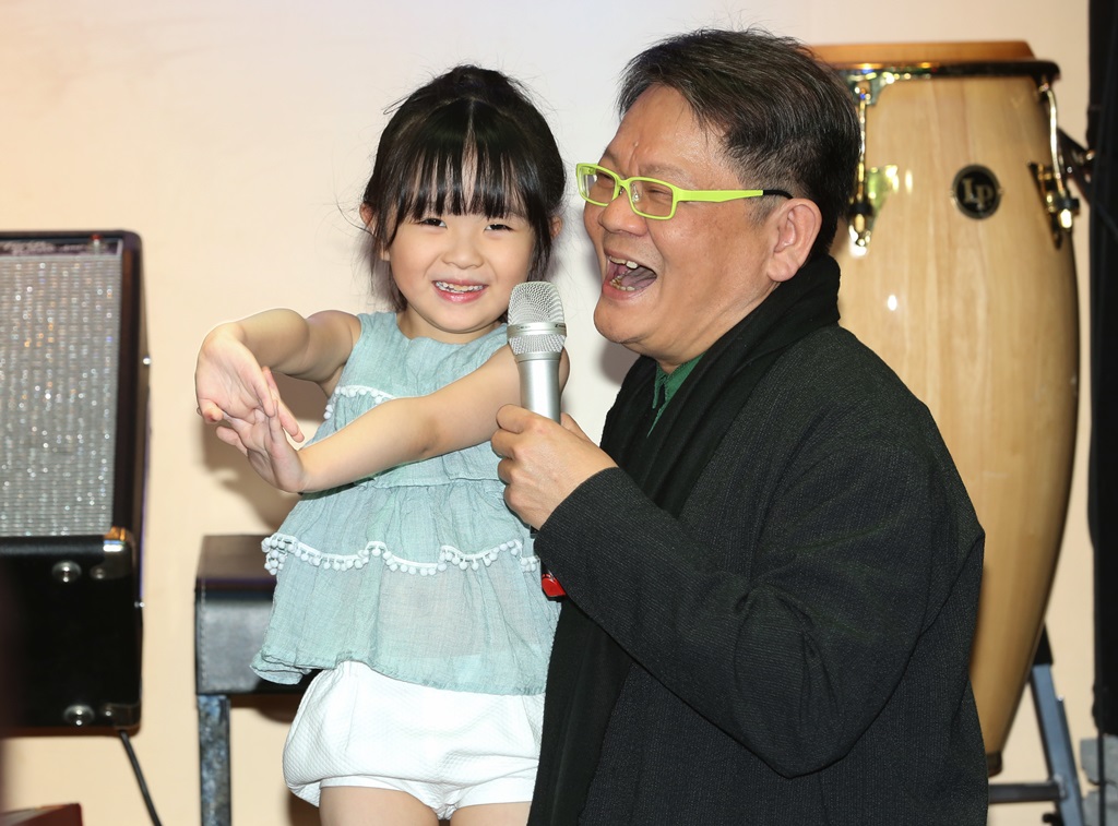 準備在小巨蛋開唱的鄭進一，在記者會上帶著小女兒亮相。