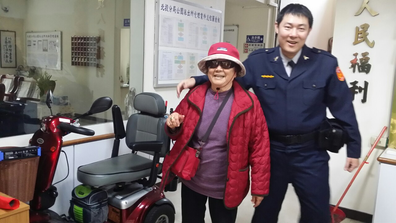張姓員警擔心老婦的電動車淋雨可能會造成其他故障，徒手推車2.2公里。