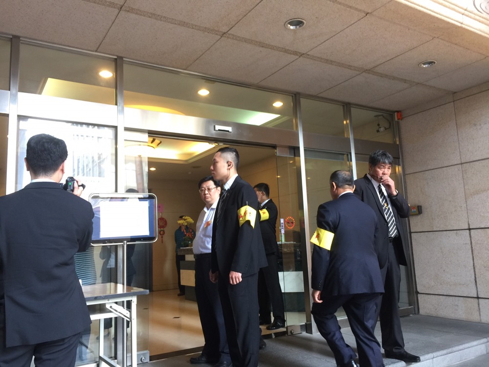 中普氣體召開股東臨時會，現場氣氛嚴肅，保全人員在外站崗。 