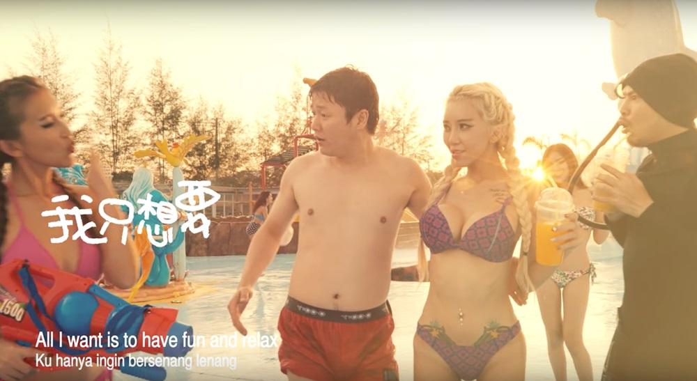 「筷子兄弟」肖央(左二)在MV脫到剩紅內褲,下面一大包被黃明志(右)開玩笑。(量能文創提供)