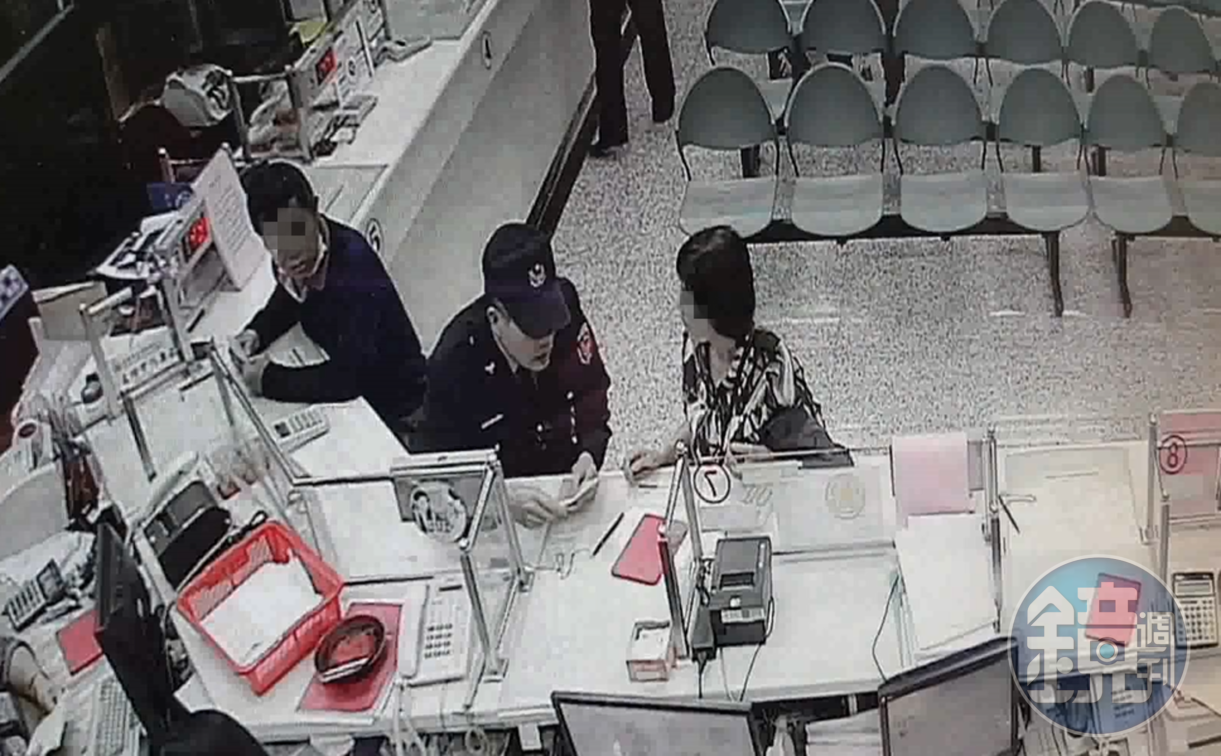 黃婦前往銀行替丈夫匯錢，但因為家中經濟吃緊因此不斷碎念，所幸機靈的員警聽到察覺有異上前關切，才保住黃婦一家的救命錢。