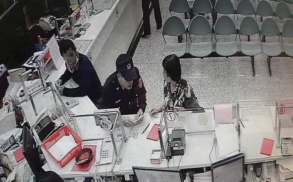 黃婦前往銀行替丈夫匯錢，但因為家中經濟吃緊因此不斷碎念，所幸機靈的員警聽到察覺有異上前關切，才保住黃婦一家的救命錢。
