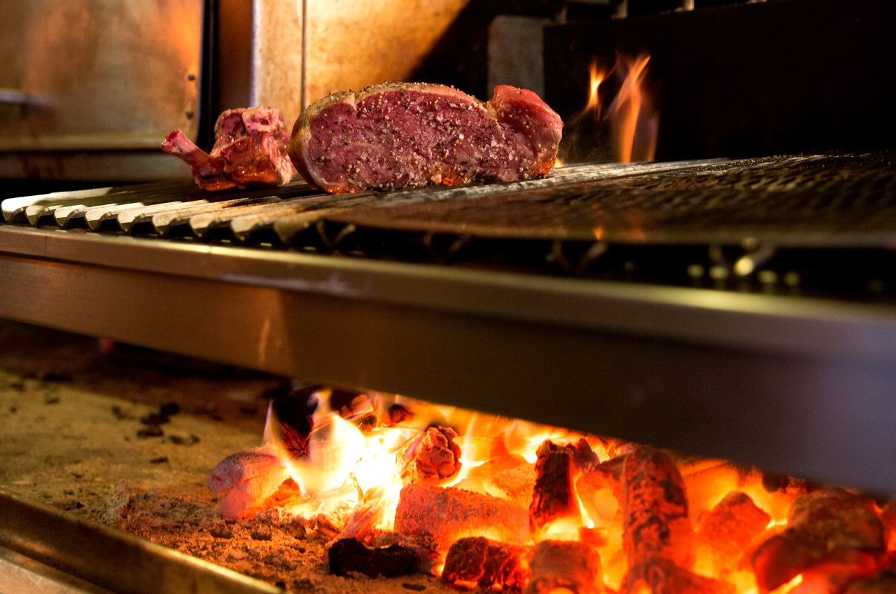 900度高溫炙烤的紐約客牛排，炭香逼人，鮮甜肉汁緊鎖，富有嚼勁。