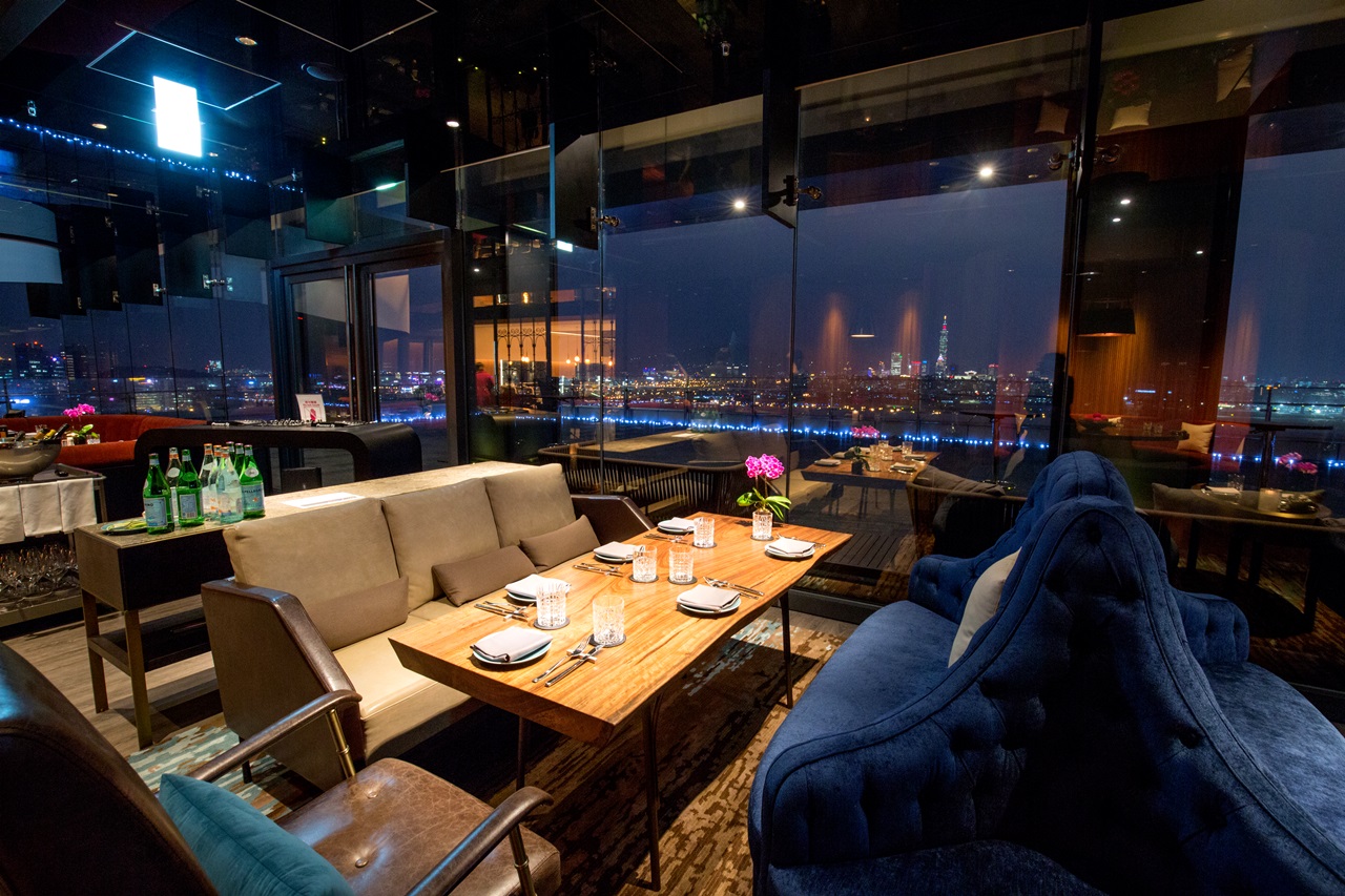 靠窗的餐區，能一邊享受美食，同時飽覽台北外灘的璀璨夜景。