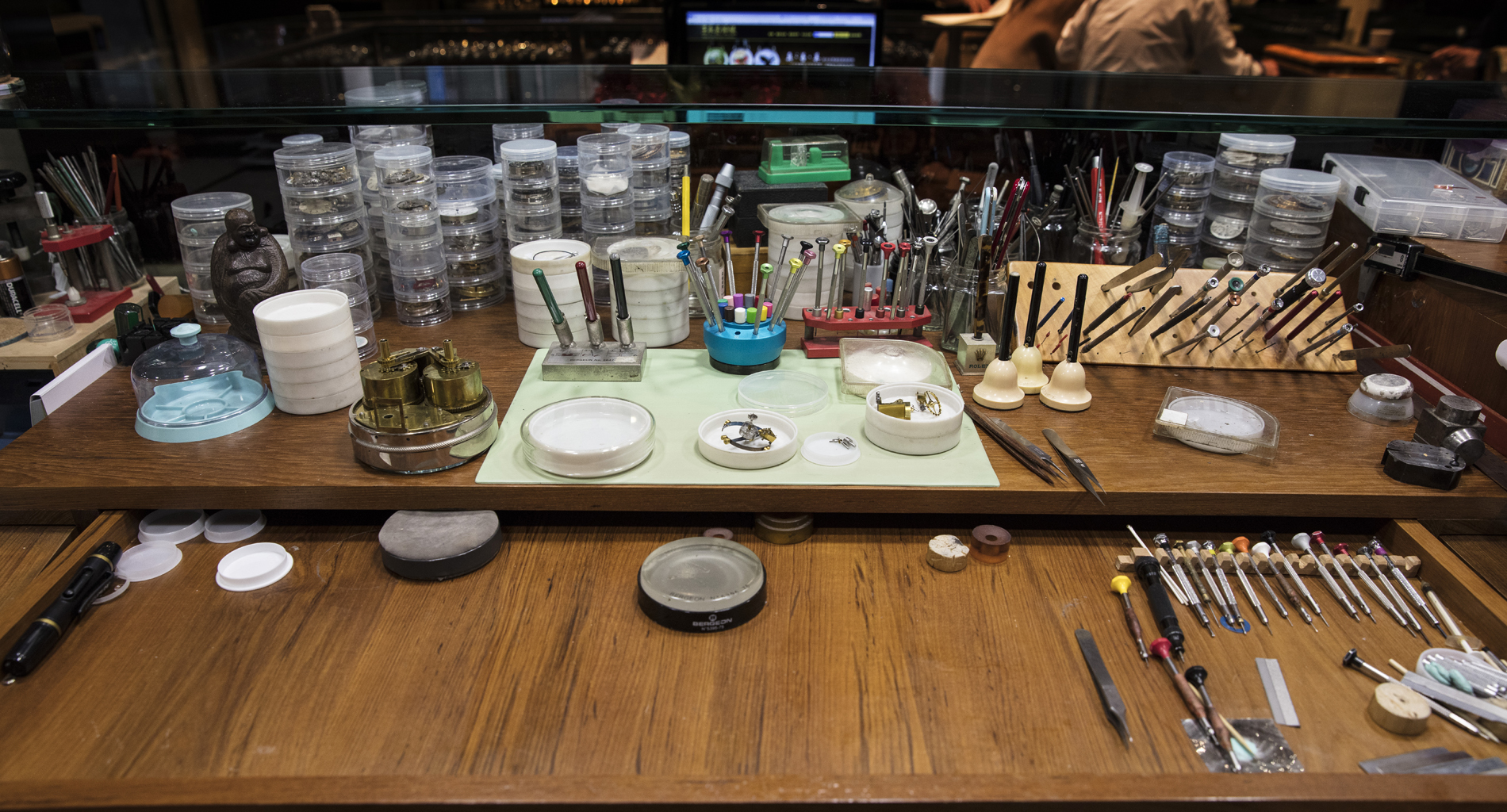 小小的工作檯是專屬王進龍的「軍機重地」，連要拍照時都需請示再三。