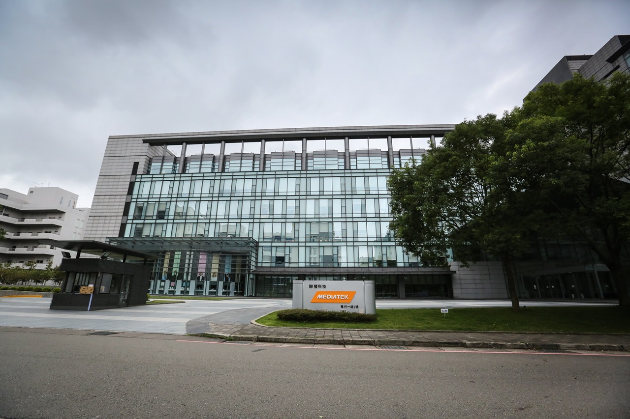 檢察官郭瑜芳指揮調查局台北市調處兵分10路搜查。