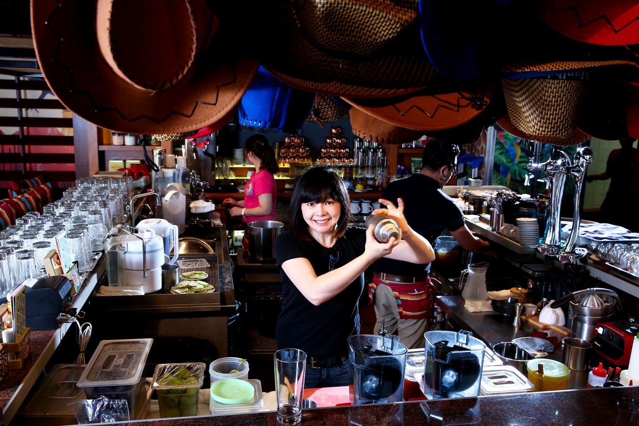 冒煙的喬創辦人吳靜怡（Amy），19歲創業開酒吧，精通各式調酒，32年過去，她已擁有10家異國料理餐廳，手下員工400名，2016年營收4.3億元。