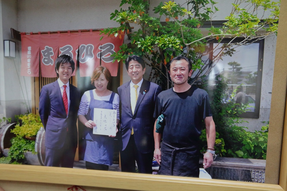 四年多前日本首相安倍晉三光顧まるひろ，與田村雅弘夫婦合影。