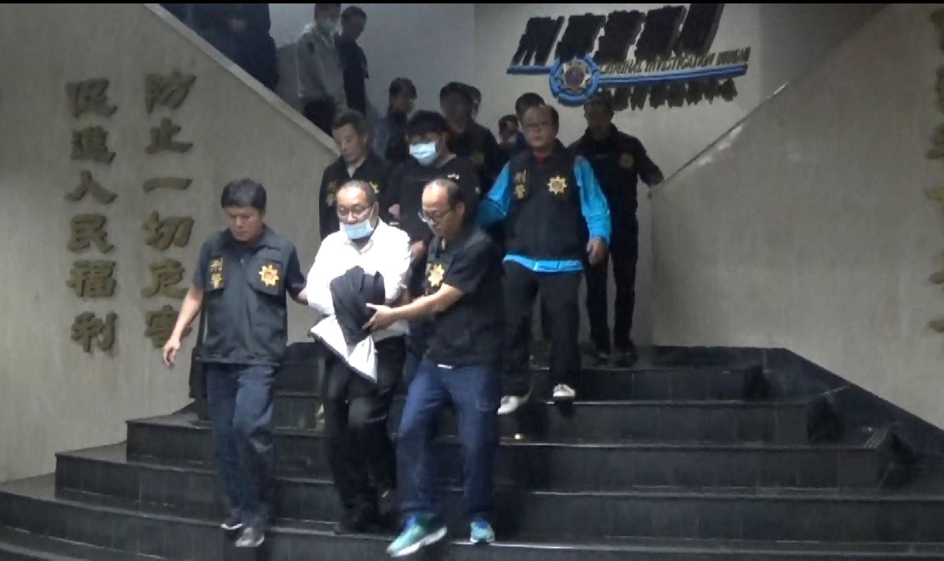 嫌犯鄭和義（白衣為首者）等十二人被押解地檢署。