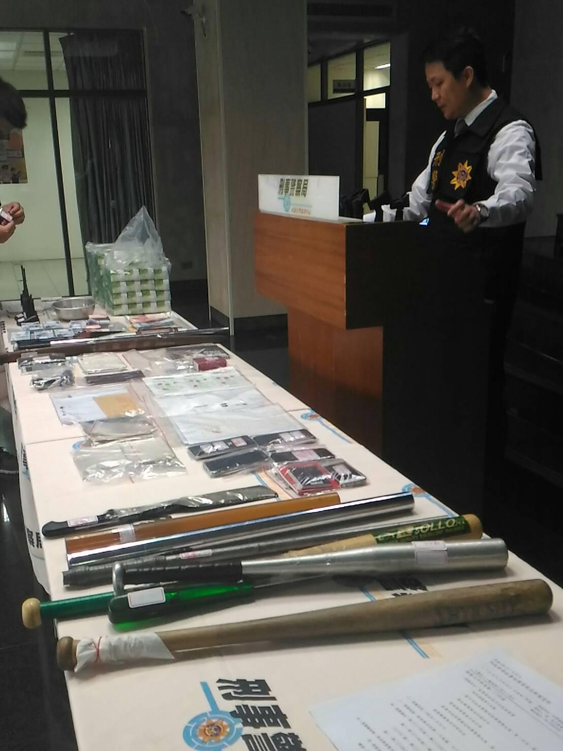 警方查扣贓款、賭具、帳冊、刀槍棍棒等作案工具。