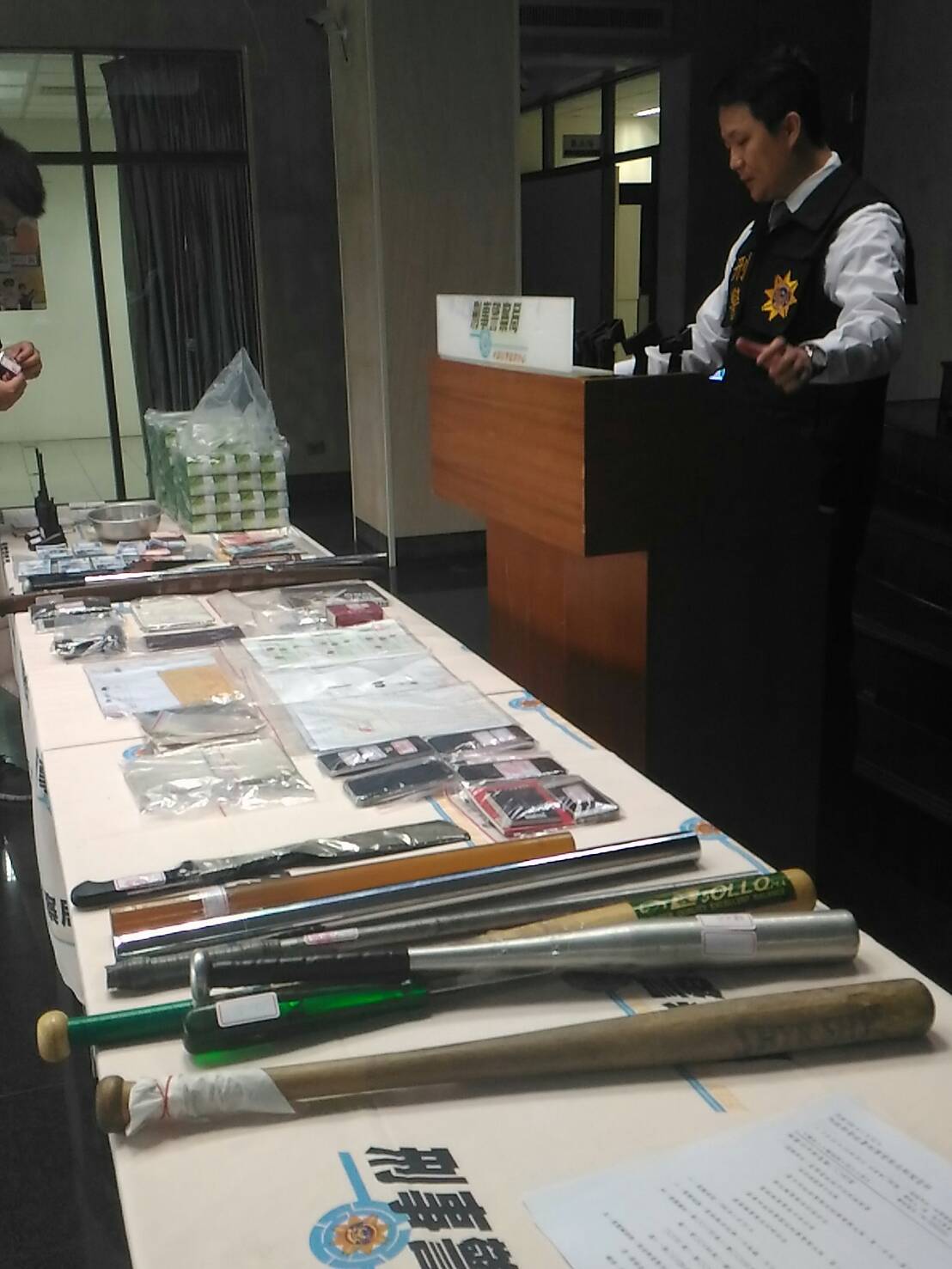 警方查扣贓款、賭具、帳冊、刀槍棍棒等作案工具。