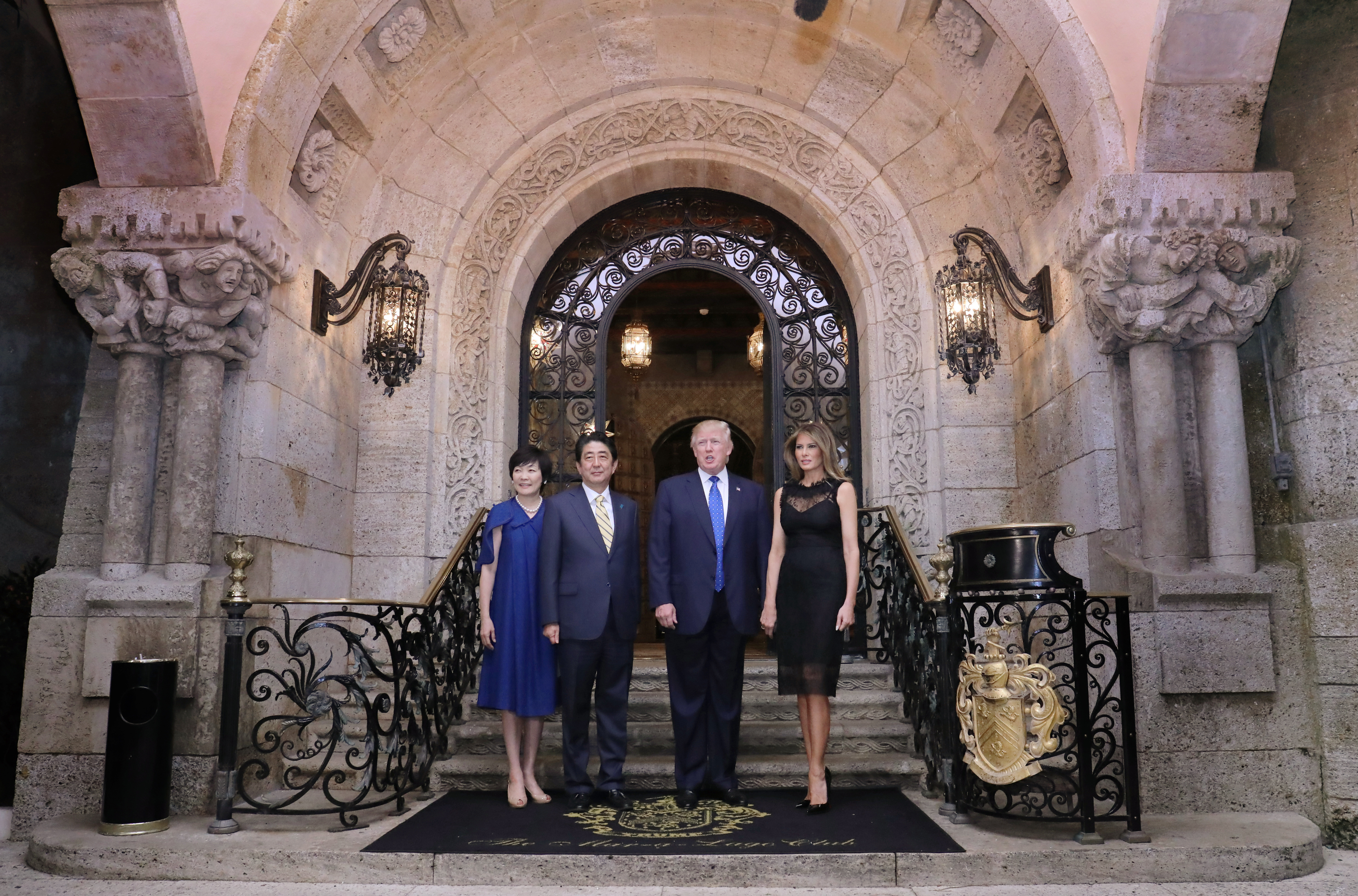 美國總統川普11日在佛州高檔的馬阿拉哥俱樂部宴請日相安倍晉三夫婦，結果又搞出一場軒然大波。（東方IC）