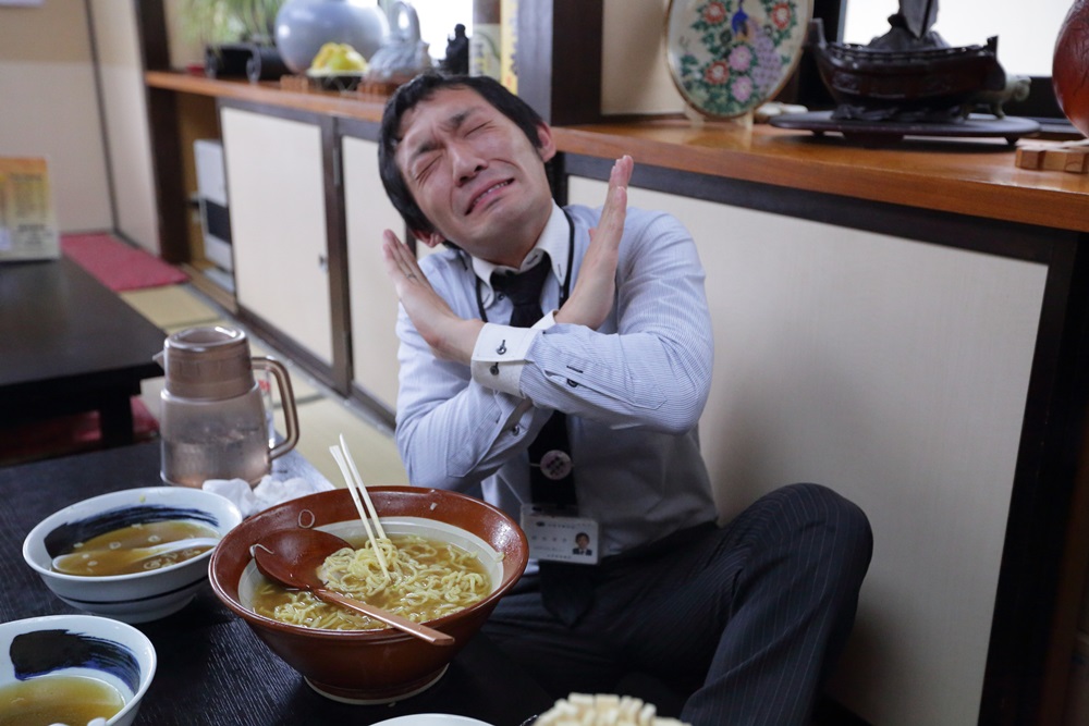 在南陽市任公務員的客人河合先生挑戰超大拉麵，吃了一會就露出投降的表情。