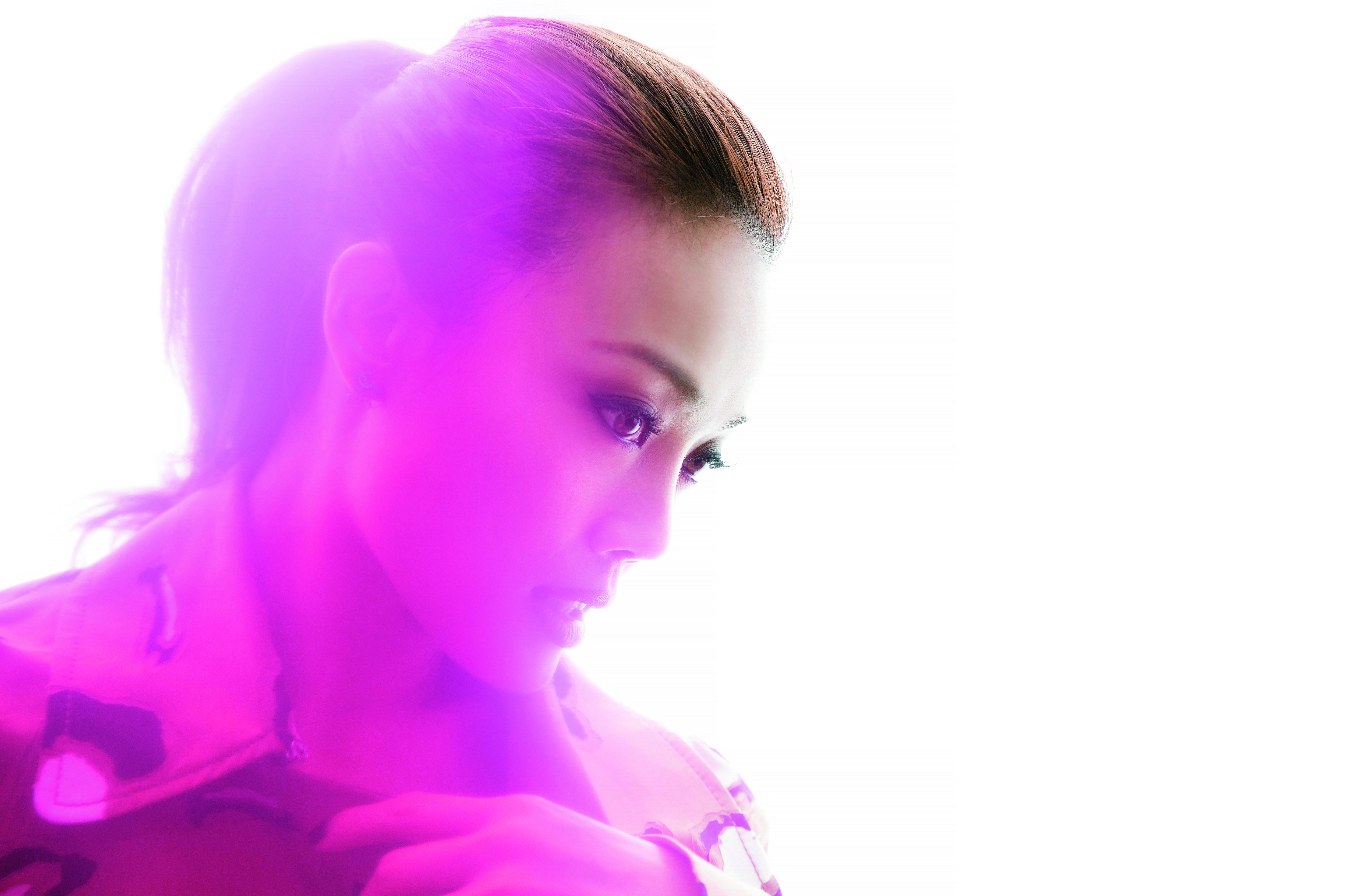 出道已18年的容祖兒，是香港粵語歌壇的天后， 從剛發片的清純少女形象，進化到全方位的舞台天后。