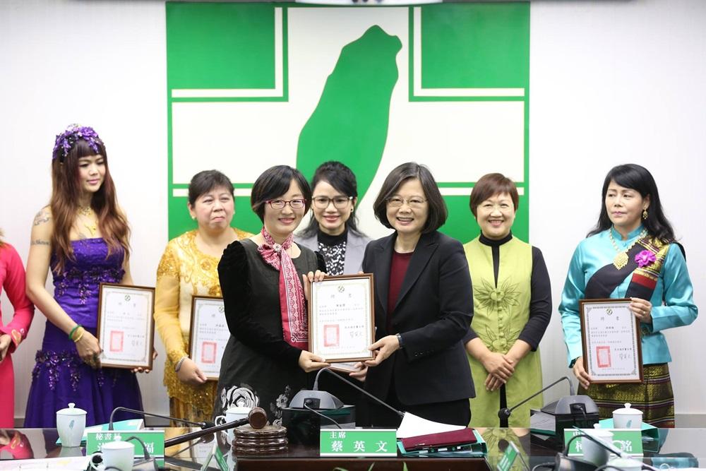 民進黨新住民事務委員會成員，依加洛國際實業有限公司總經理寧家榮(受證人)，在對岸曾是共產黨員。