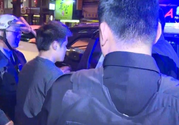 警方趕抵現場，將留在現場的曹男帶回警局。