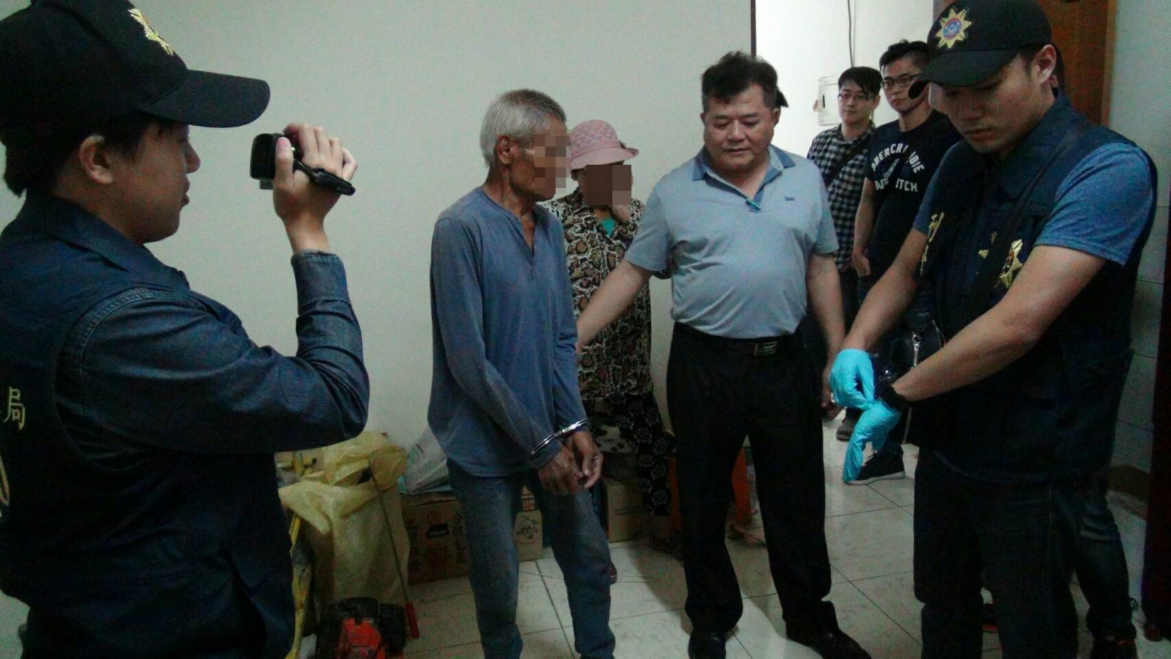 警方前往逮人時，老翁還狡辯沒外出。