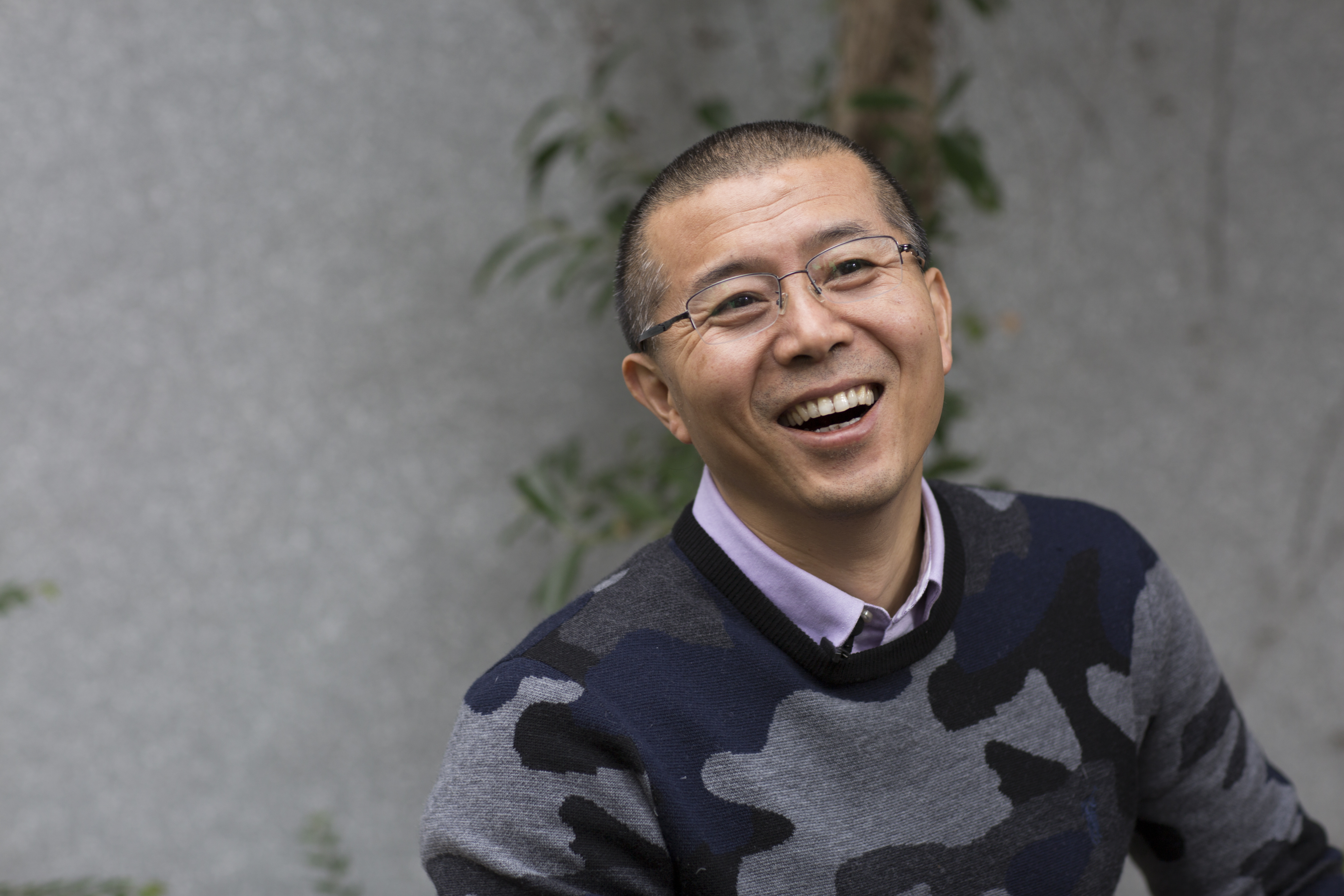 畢飛宇長相體面，在鏡頭前早已習慣了如何被欣賞，還主動問我們：「要不要狠一點？」說完又笑場，魚尾紋一跑出來，狠勁就漏了氣。