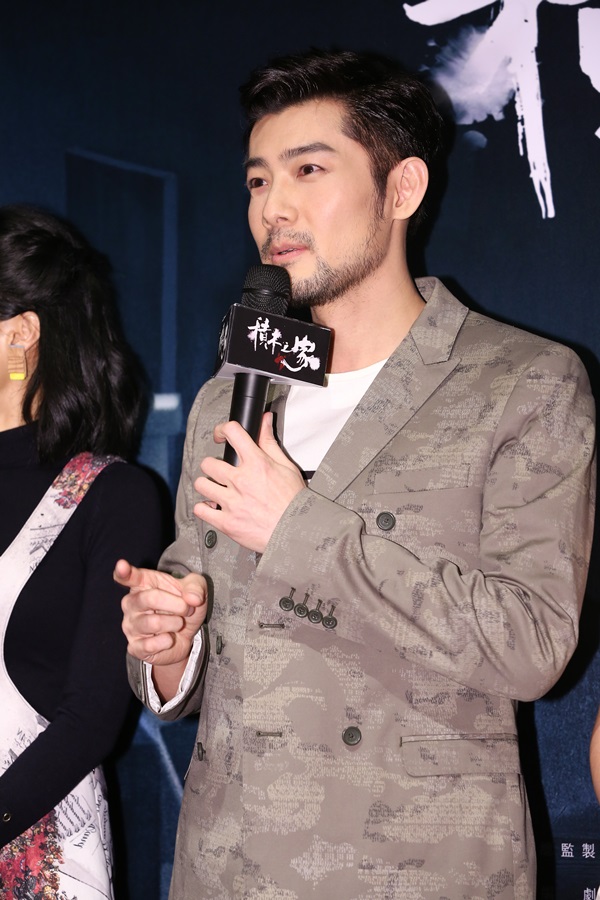 施易男因母逝看來憔悴許多，但他說自己沒有變瘦。