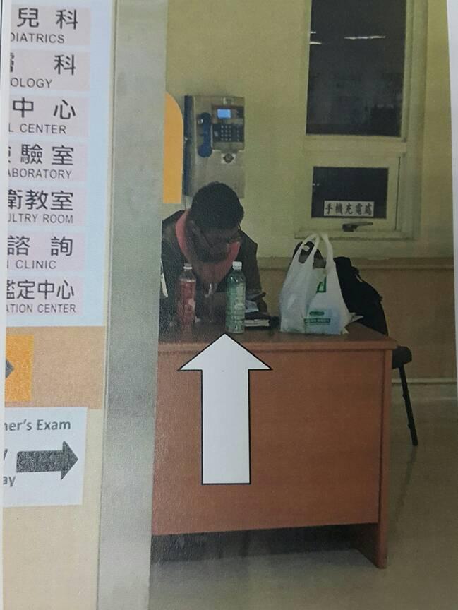 尤男竟在醫院服務台公然吸毒。