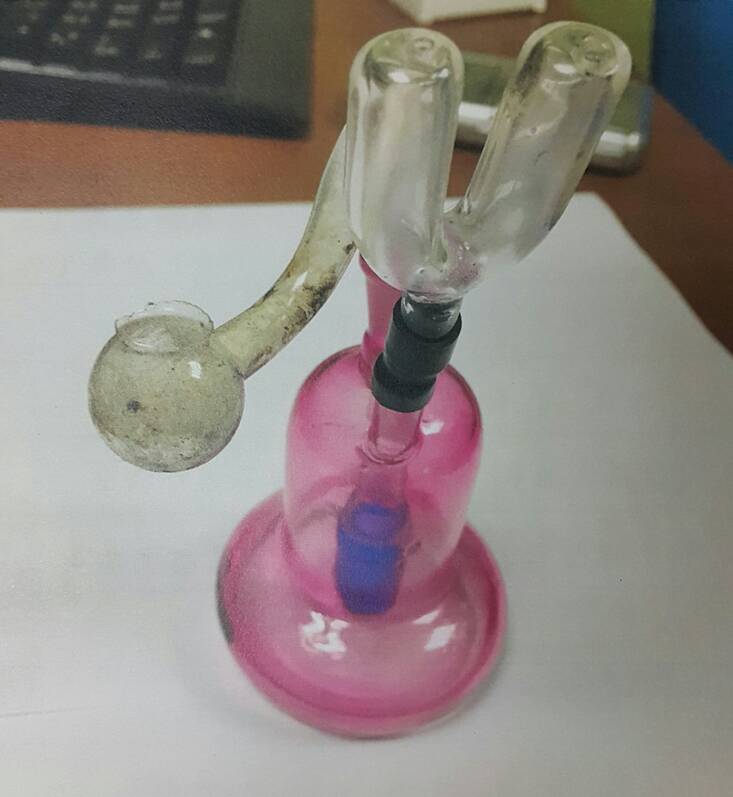 尤男將吸食器公然擺在醫院服務台上,行徑大膽。