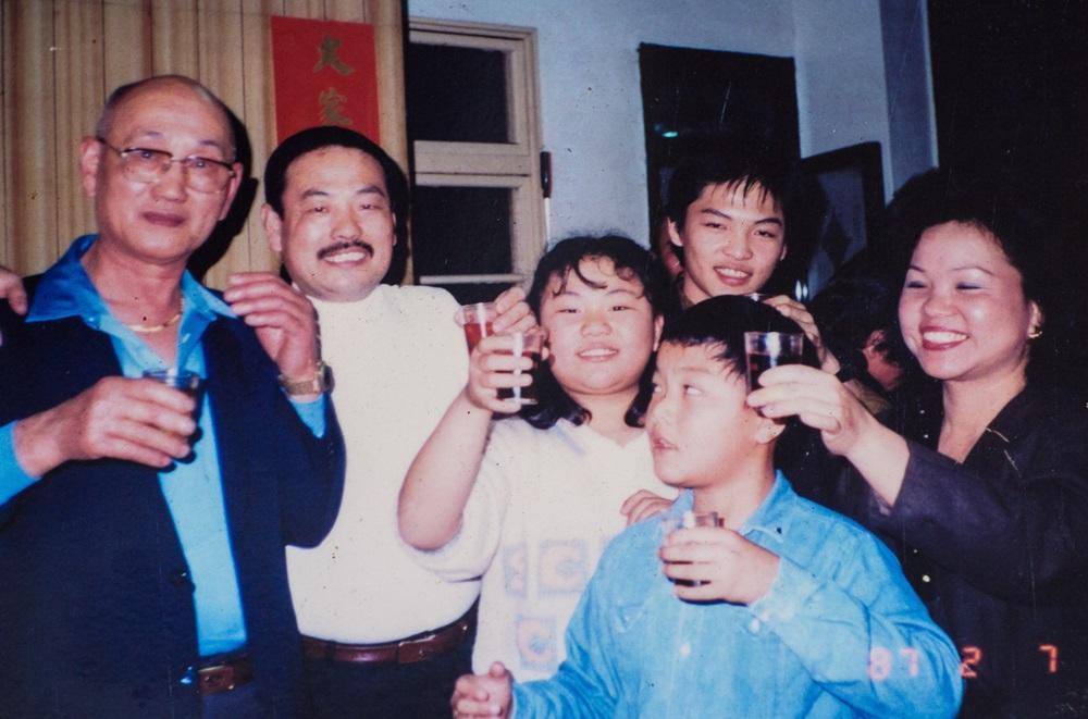 早期莊照霖(左2)與太太趙春華(右1)在夜市擺攤賣男裝,和兒子莊明諺很少時間碰面,夫妻倆自責沒教好兒子,讓他踏上違法之路。(莊明諺提供)