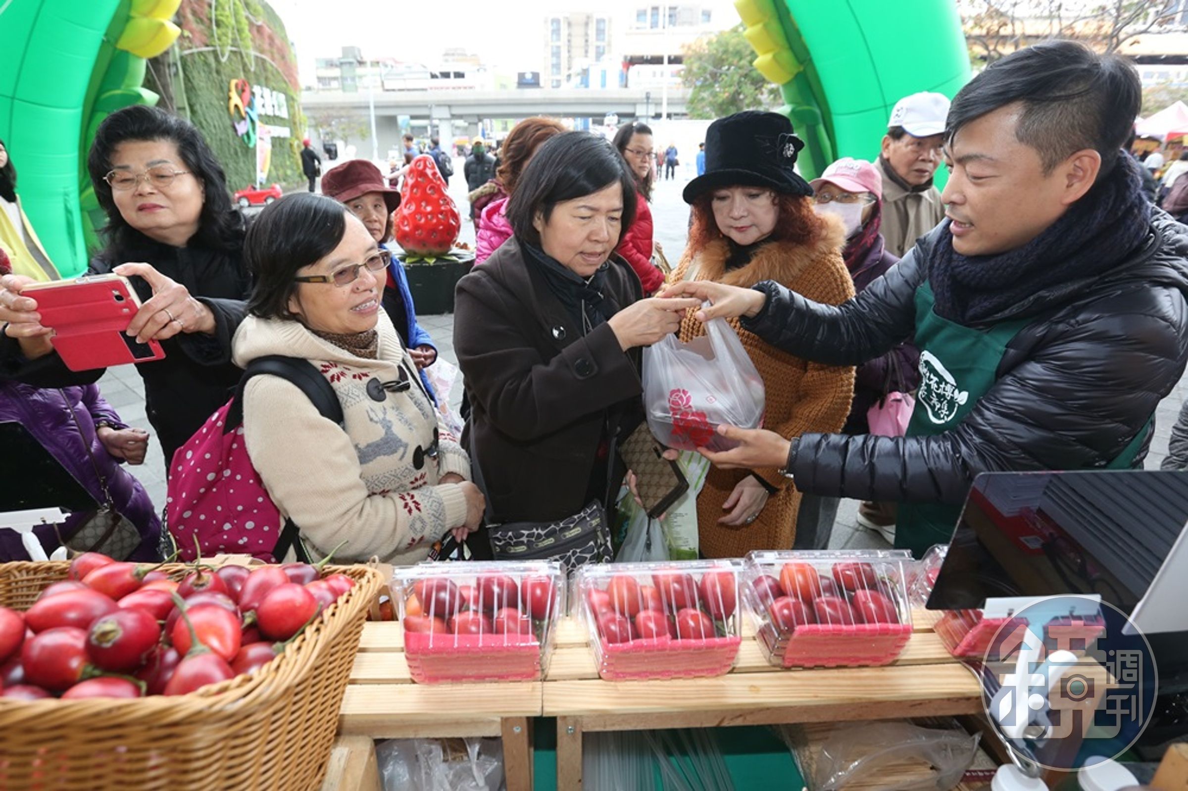 為了推廣樹番茄，莊明諺勤跑展售會，台北花博農民市集的常駐攤位上，常圍滿好奇民眾。