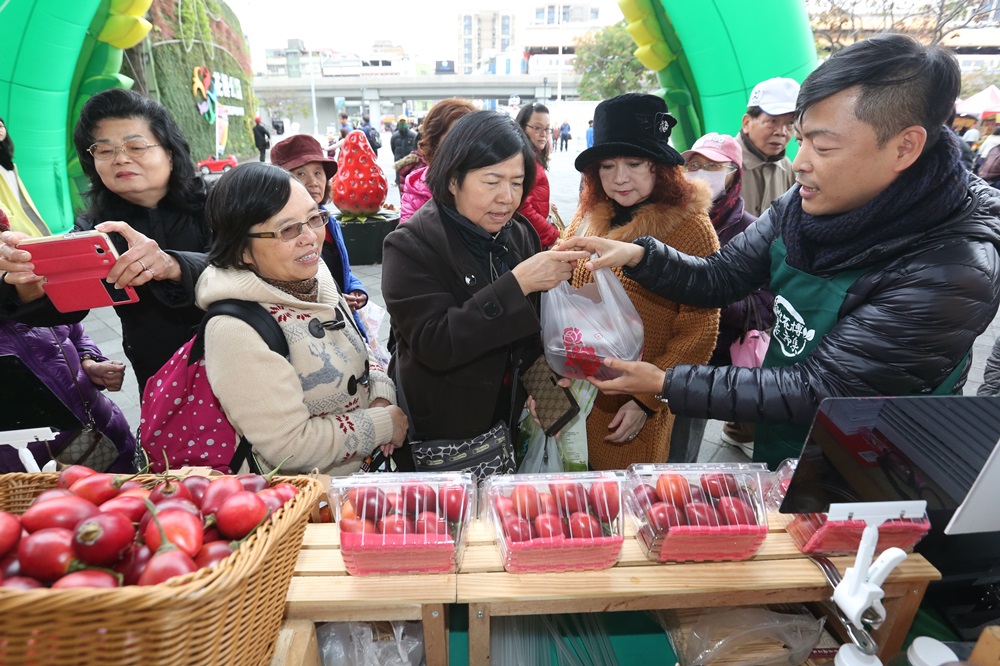 為了推廣樹番茄，莊明諺勤跑展售會，台北花博農民市集的常駐攤位上，常圍滿好奇民眾。
