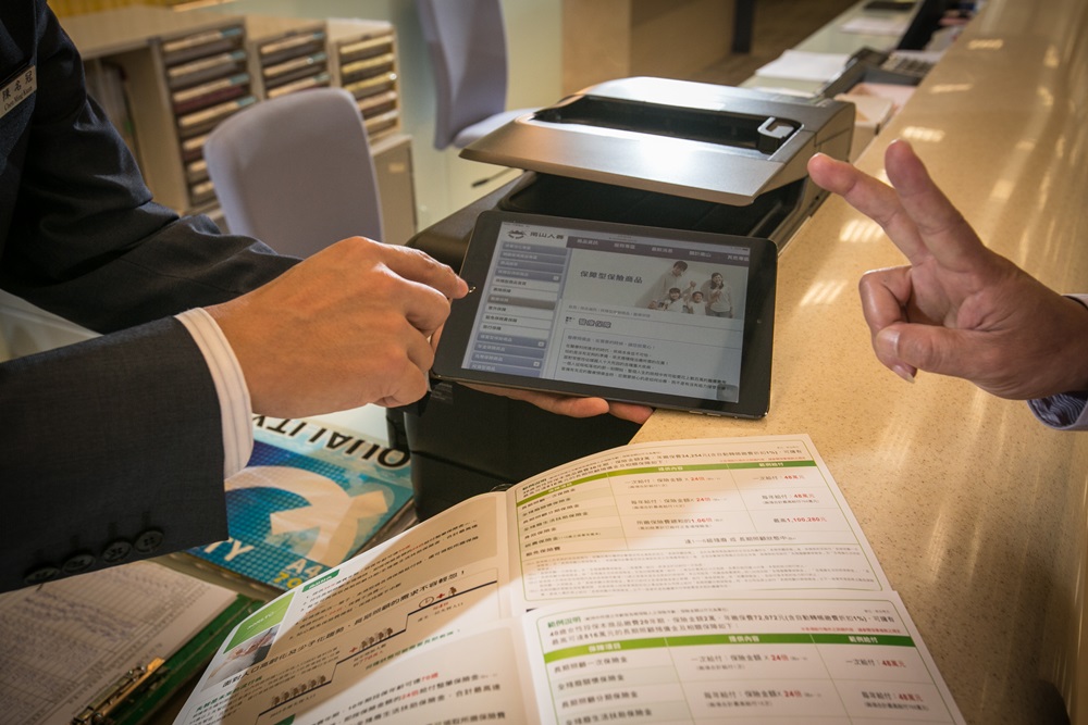 基金按手續費收取方式，可略分為A股與B股兩種，A股為手續費前收型基金，B股則為後收型。示意圖