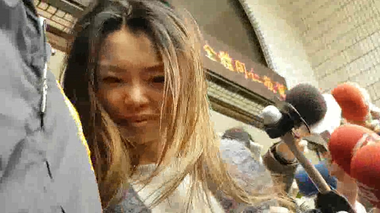 詐騙慣犯黃女在落網前還在網路上大聲喊冤，被抓到警局時卻辯稱失憶。