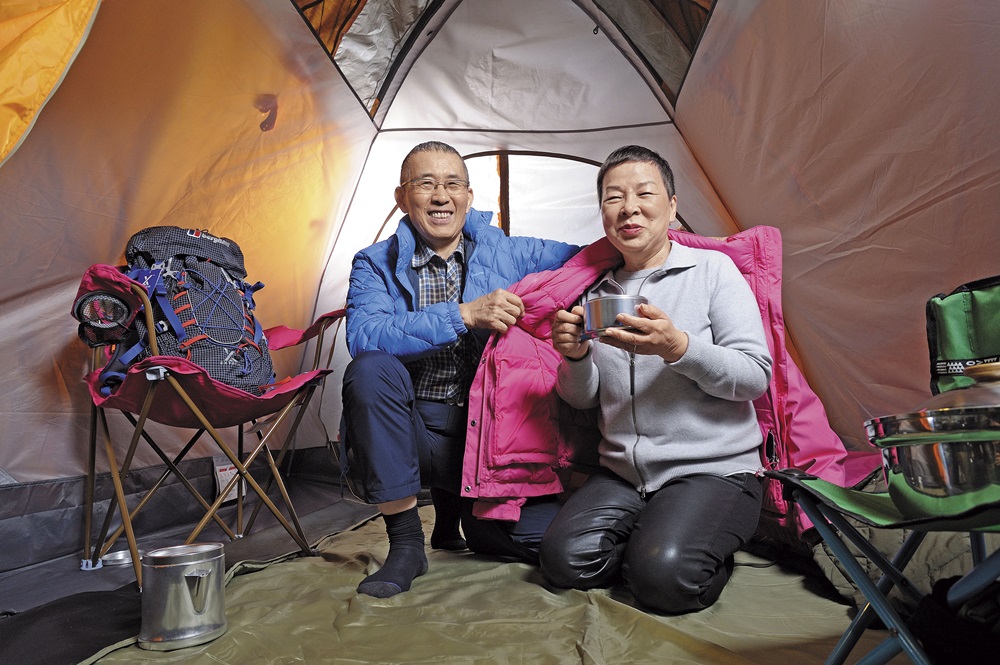 李雲霓（右）與方顯裕（左）夫妻聯手，一人主攻、一人防守，從羽絨相關產品起家，擴張至帳篷、登山包、露營等戶外休閒周邊產品。
